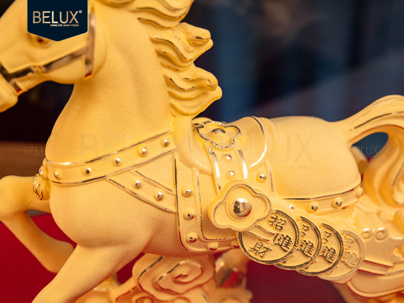 Tượng Ngựa Kéo Củ Cải dát vàng cát&nbsp;30.5x6.3x15cm